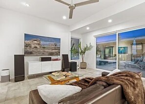 TV, fireplace - Mid-Century Luxury Retreat in Avondale Golf Club – Your Fall & Winter Getaway! (Palm Desert)