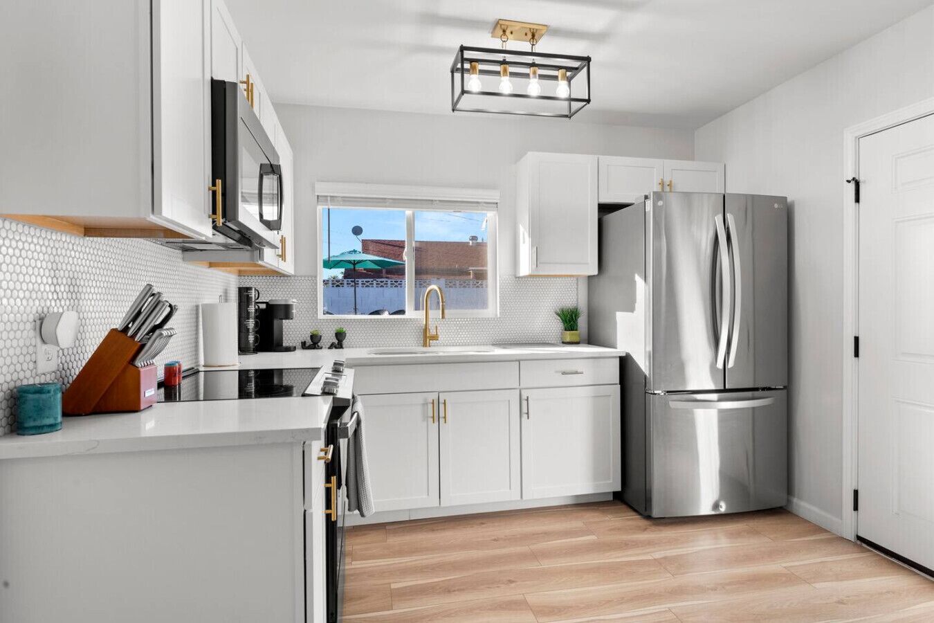 Jääkaappi, mikroaaltouuni, uuni, liesi