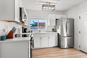 Frigorífico, microondas, horno y placa de cocina