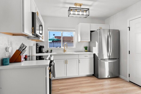 Réfrigérateur, micro-ondes, four, plaque de cuisson