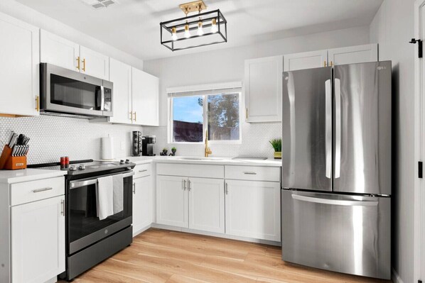 Fridge, microwave, oven, stovetop - Chic Casita Living in Phoenix! (Phoenix)