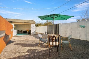 Outdoor dining - Chic Casita Living in Phoenix! (Phoenix)