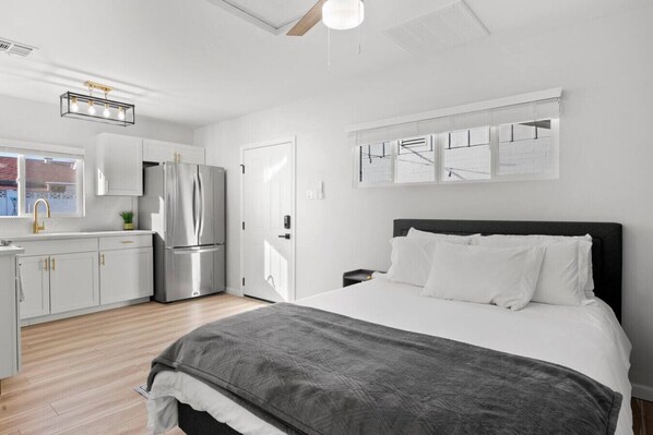 1 bedroom, iron/ironing board, travel crib, WiFi - Chic Casita Living in Phoenix! (Phoenix)