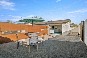 Outdoor dining - Chic Casita Living in Phoenix! (Phoenix)