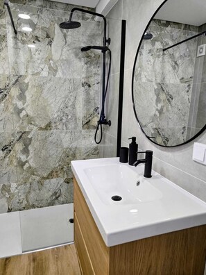 Douche, serviettes fournies, papier toilette
