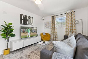 TV - Downtown APT w/ King Bed-1 Block to Mill Ave/ASU (Tempe)