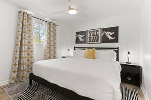 1 slaapkamer, een bureau, een strijkplank/strijkijzer, reisbedje