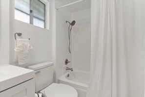 Hair dryer - Downtown APT w/ King Bed-1 Block to Mill Ave/ASU (Tempe)