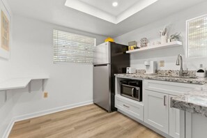 ثلاجة، ميكروويف، ماكينة لصنع القهوة/الشاي، محمصة خبز