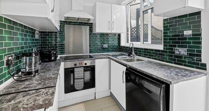 Comfy Stylish Home with Hot Tub near Tottenham Hotspurs Stadium