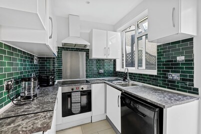 Comfy Stylish Home with Hot Tub near Tottenham Hotspurs Stadium