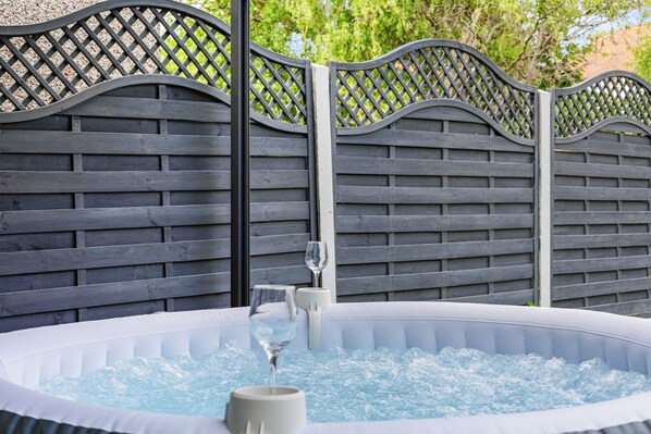 Outdoor spa tub - Comfy Stylish Home with Hot Tub near Tottenham Hotspurs Stadium (London)