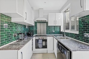 Micro-ondes, four, plaque de cuisson, lave-vaisselle