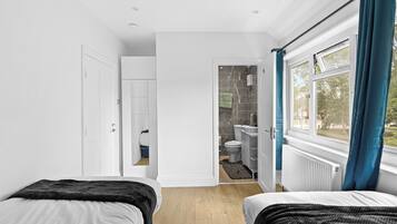 3 habitaciones, tabla de planchar con plancha, wifi y ropa de cama