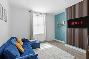 TV - Comfy Stylish Home with Hot Tub near Tottenham Hotspurs Stadium (London)