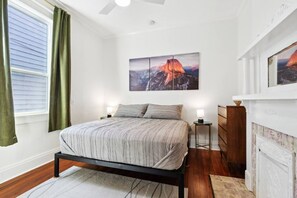 3 habitaciones, escritorio y tabla de planchar con plancha 