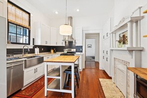 Een koelkast, een microgolfoven, een oven, een kookplaat