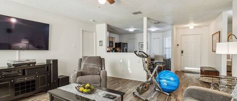 Una televisión, una chimenea, un reproductor estéreo