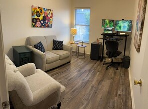 Una televisión, una chimenea, un reproductor estéreo