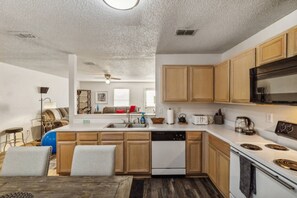 Refrigerador, microondas, horno, placa de cocina