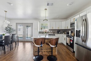 Fridge, microwave, oven, stovetop - Halfway to Arlington & Dallas (Irving)