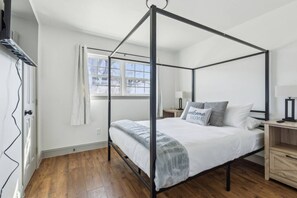 3 bedrooms, iron/ironing board, WiFi, bed sheets