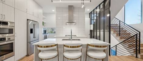 Réfrigérateur, micro-ondes, four, plaque de cuisson