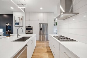 Frigorífic, microones, forn i placa de cuina 