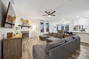 Fernseher, Kamin, Tischtennisplatte