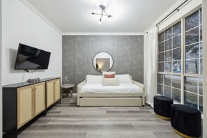 6 Schlafzimmer, Schreibtisch, Bügeleisen/Bügelbrett, WLAN