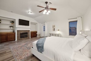 6 bedrooms, desk, iron/ironing board, WiFi