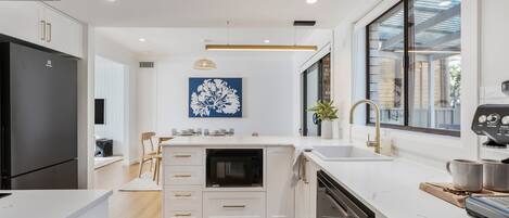 Kjøleskap, mikrobølgeovn, ovn og kokeplater