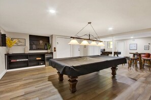 Games room - Tropical Escape | Pool | Game Room | Near Beach (St. Petersburg)