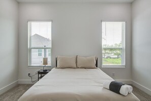 2 dormitorios, escritorio, tabla de planchar con plancha y wifi