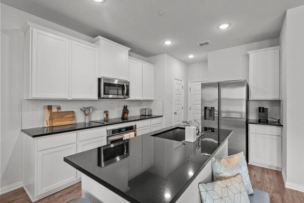 Réfrigérateur, micro-ondes, four, plaque de cuisson