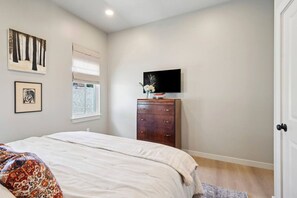 2 bedrooms, desk, iron/ironing board, WiFi