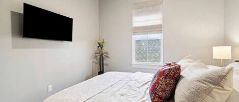 2 bedrooms, desk, iron/ironing board, WiFi