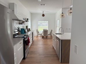 Micro-ondes, four, plaque de cuisson, lave-vaisselle