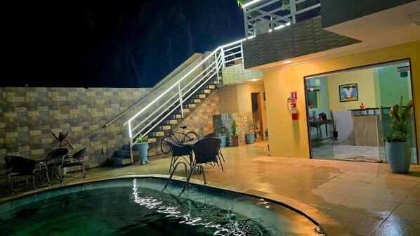 Una piscina al aire libre
