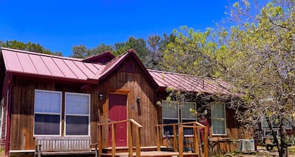 Rustic Hillside Cabin near Mineral Wells - 2 bedrooms, Brazos River Access