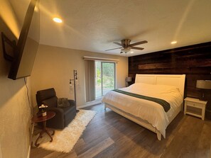 5 bedrooms, iron/ironing board, free WiFi, bed sheets - Wishing Well Lodge: Tranquil Forest, Fireplaces, Pond, Near Town, Sports Court (Grants Pass)