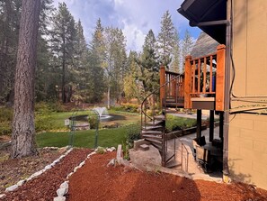 Property grounds - Wishing Well Lodge: Tranquil Forest, Fireplaces, Pond, Near Town, Sports Court (Grants Pass)