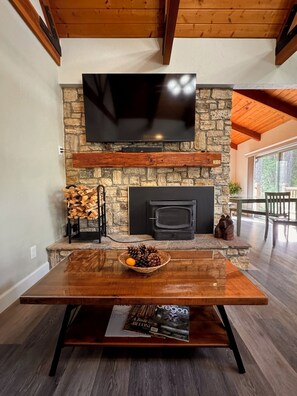 Interior - Wishing Well Lodge: Tranquil Forest, Fireplaces, Pond, Near Town, Sports Court (Grants Pass)