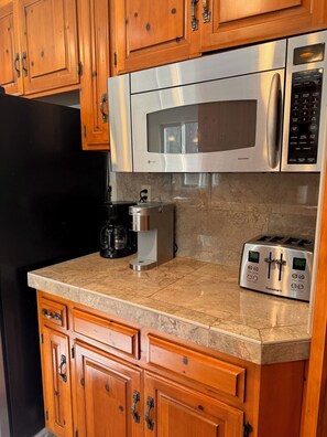 Fridge, microwave, oven, stovetop - Wishing Well Lodge: Tranquil Forest, Fireplaces, Pond, Near Town, Sports Court (Grants Pass)