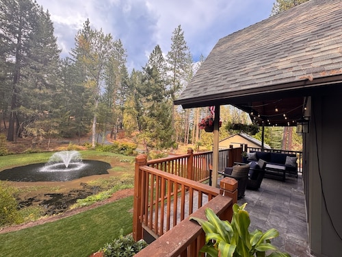 Wishing Well Lodge: Tranquil Forest, Fireplaces, Pond, Near Town, Sports Court