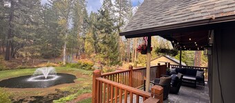 Wishing Well Lodge: Tranquil Forest, Fireplaces, Pond, Near Town, Sports Court