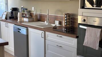 Micro-ondes, four, plaque de cuisson, lave-vaisselle