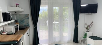 Romantisches Studio inmitten von Weinbergen II