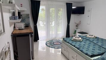 Iron/ironing board, WiFi, bed sheets