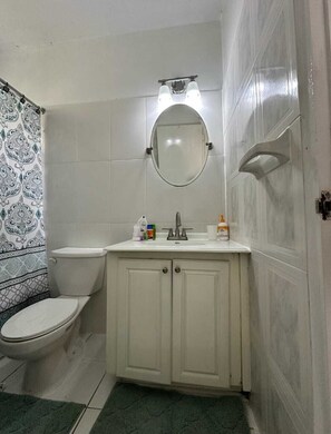 Sèche-cheveux, serviettes fournies, papier toilette